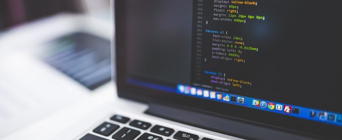 植物大战僵尸电脑版安全下载渠道对比示意图，展示官方Steam渠道与第三方站点的安全性差异，砖红色警示图标标注风险点